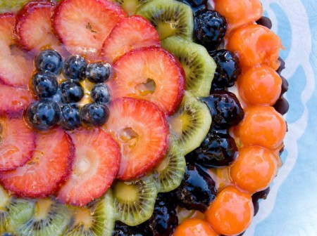 Tarta de chocolate blanco y frutas